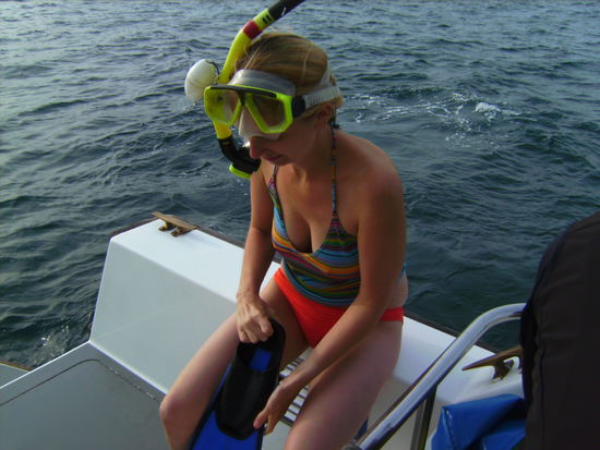 Sabina bei den Schnorchelvorbereitungen...jetzt kann auch sie endlich behaupten, dass sie in Neuseeland schwimmen war!  Und es war ihr danach nicht einmal sooo kalt wie befürchtet... 