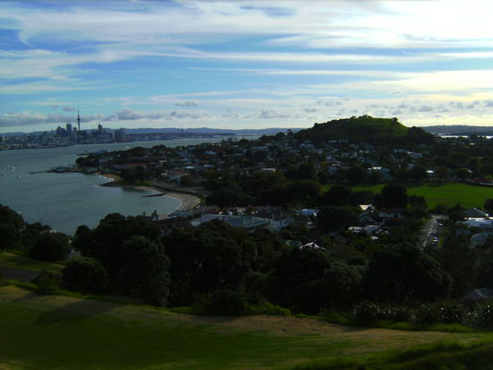 Blick auf Devonport und die Skyline von Auckland vom North Head aus