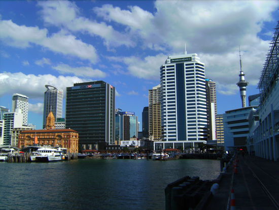 Skyline von Auckland vom Hafen aus gesehen