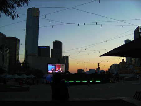 Ein lauer Herbstabend am Federation Square in Melbourne