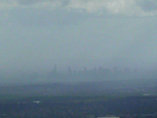 Skyline von Melbourne im Dunst - betrachtet aus dem Dandenong National Park
