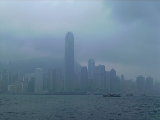 Die Skyline von Hongkong bei Nieselregen, Wind und 10 Grad