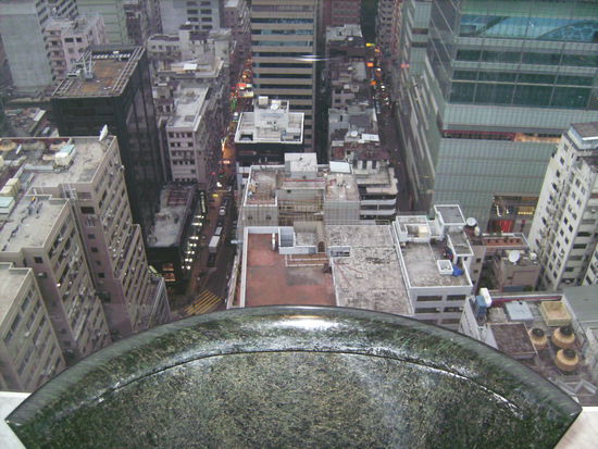 Das was man da sieht ist der obere Rand des Pissoirs...hab noch nie auf eine ganze Stadt gepinkelt...echt cool 