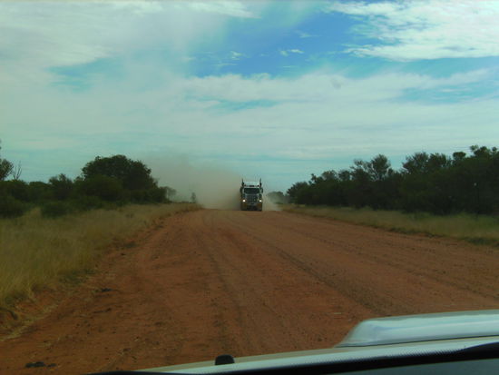 On the Tanami Road...Road Train im Anmarsch...wer errät wieviel ich gleich noch aus dem Fenster sehen werde? 