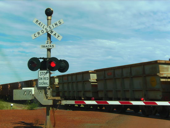 Da fährt man stundenlang durchs Outback und auf einmal steht man vor einem geschlossenen Bahnübergang und es rattert ein Zug mit ca 100 Wagons vorbei...natürlich vollbeladen mit Bodenschätzen!