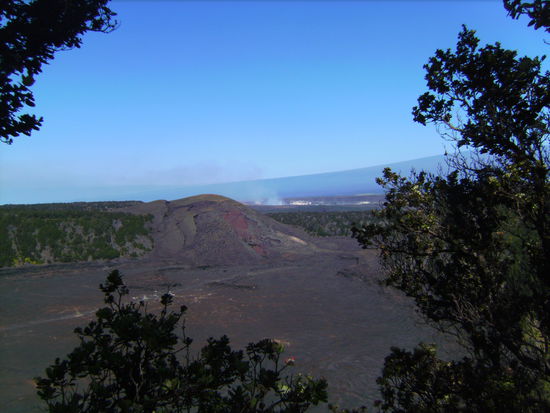 Blick auf die Caldera des Kilauea Iki - im Hintergrund Schwefelrauch des derzeit aktiven Kilauea Kraters