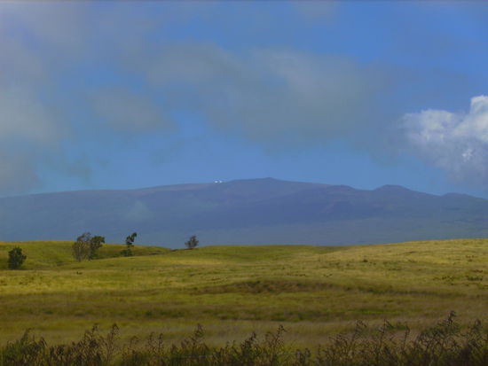 Gipfel des Mauna Kea - die kleinen weißen Punkte sind die Sternwarte da oben, die derzeit die größte weltweit ist