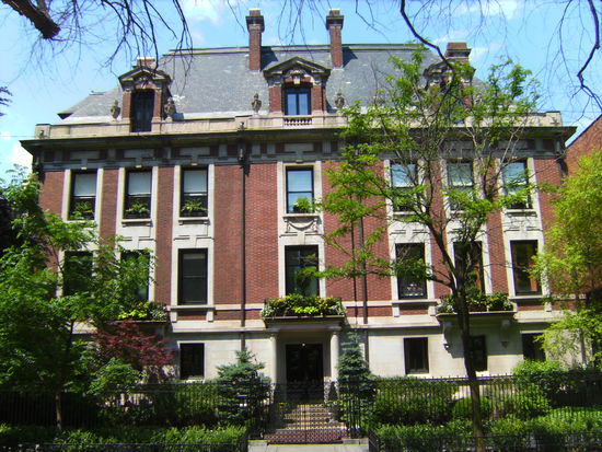 Schöne Häuser im Villenviertel...hier die 1. Playboy Villa von Hugh Hefner