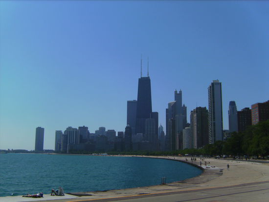 Blick auf die Skyline von Norden aus (das Gebäude in der Mitte ist das John Hancock Center)