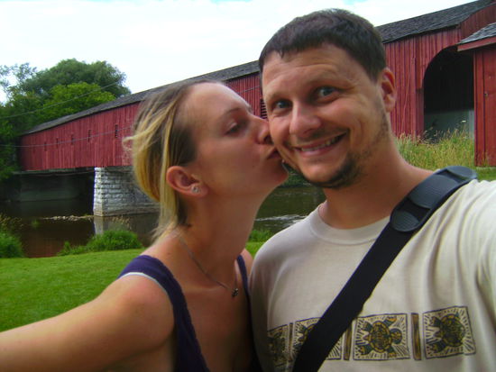 Kissing under the Kissing Bridge, der letzten erhaltenen überdachten Brücke in Ontario - erbaut im Jahr 1880...