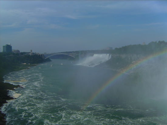 Blick auf die Rainbow Bridge - warum heißt die wohl so? -, die die USA mit Kanada verbindet sowie auf den amerikanischen Teil der Niagara Falls (rechts)