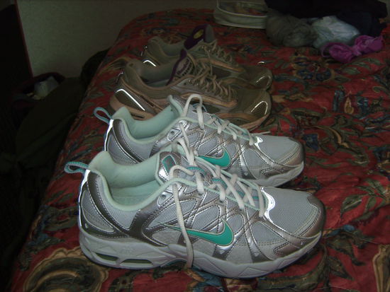 Alt und neu...was für tolle Treter...  Jetzt wird Sabina nur mehr so durch die Straßen und über die Wanderwege flitzen...ich hoff ich komm dann noch hinterher... 