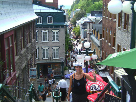 Sabina auf der Escalier Casse-Cou in die Rue de Petit-Champlain im ältesten Geschäftsviertel Nordamerikas