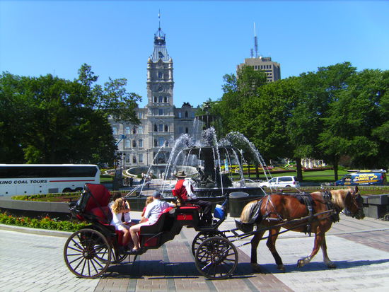 Quebec Parliament - so richtig schön kitschig mit Fiaker und Brunnen... 