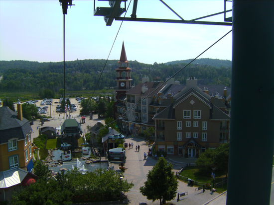 Aufnahme des Mont Tremblant Ressorts vom Cabriolet VW aus 