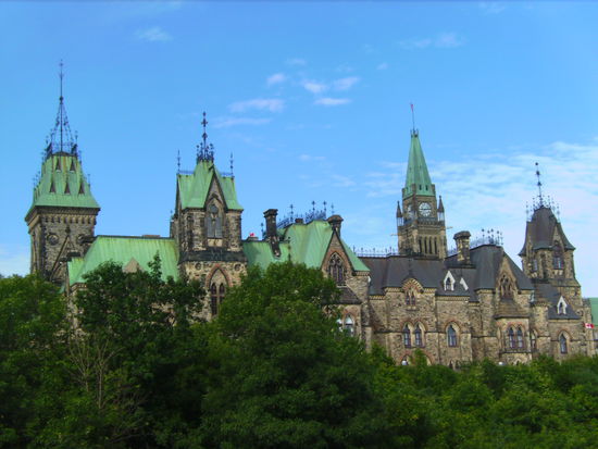 Kanadas Parlament von der Seite...