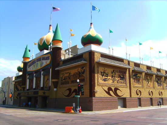 Der weltweit einzige Corn Palace in Mitchell, South Dakota - die ganze Außenfassade (und auch große Teile im Inneren) sind mit Maiskolben und Teilen derselben verziert...muss eine Heidenarbeit sein das so hinzubekommen, weil es sieht wirklich gut aus!