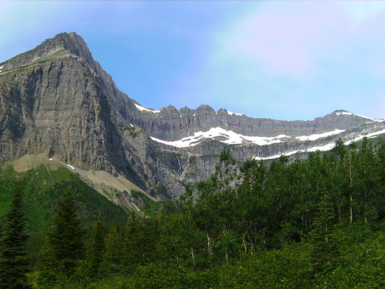Towering Rocky Mountains...  Dieses und die folgenden Fotos 4 sind alle vom Swiftcurrent Trailhead