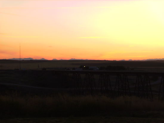 Eisenbahnbrücke von Cut Bank im Vordergrund und Rocky Mountains im Hintergrund - die Berge sind über 70 Kilometer entfernt! Sensationelle Fernsicht!