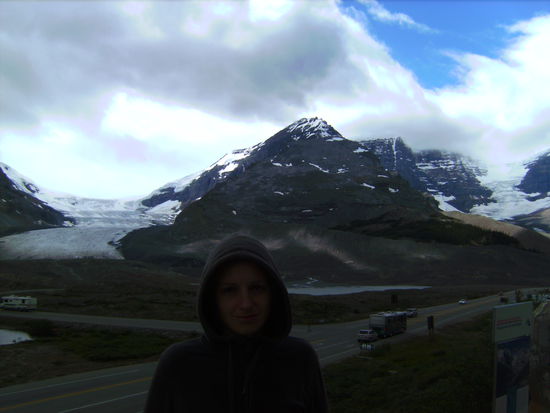 Sabina am Gletscher...links der Athabasca und rechts der Snowdome Gletscher - beides Teile des Columbia Icefields