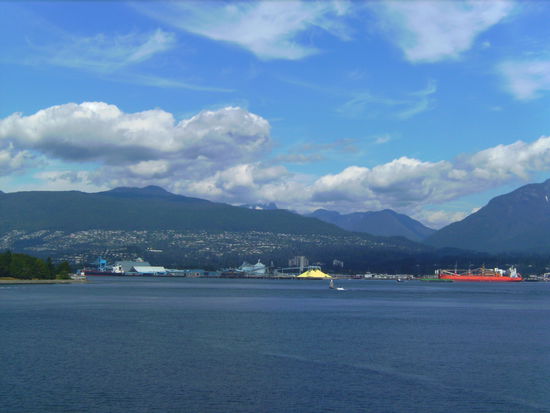 Blick von der Waterfront auf die Berge, die hier direkt vor der Haustür liegen