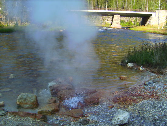 Es brodelt überall im Yellowstone National Park...hier direkt neben einem Fluss...