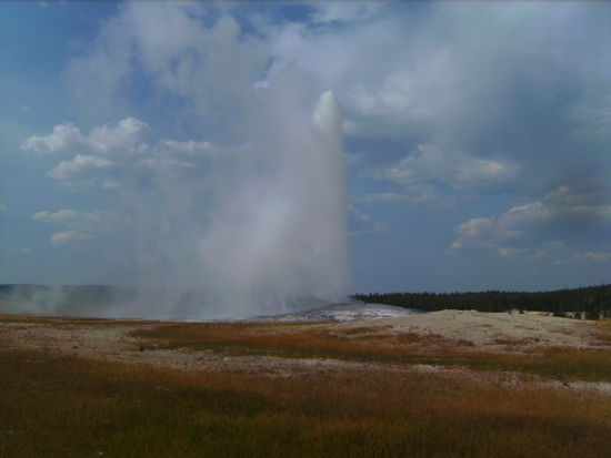 Old Faithful beim Ausbruch 
