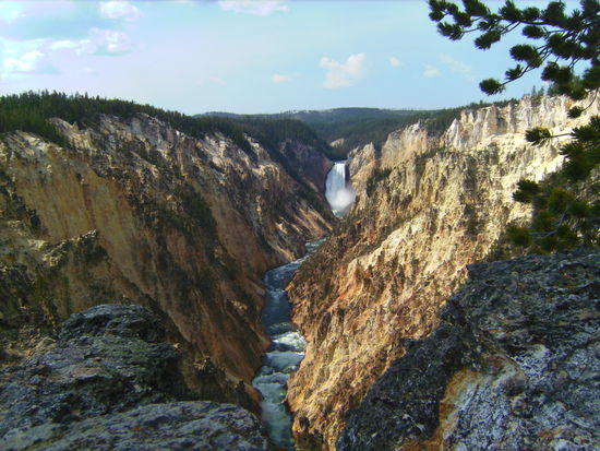 ... mit seinen mächtigen Lower Falls