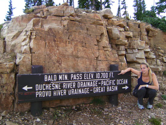 ... und am Pass auf 10.700 Fuß oder 3.261 Meter. So hoch oben war Sabina noch nie und es ist ein erster kleiner Vorgeschmack auf die Andenstaaten in Südamerika gewesen... 