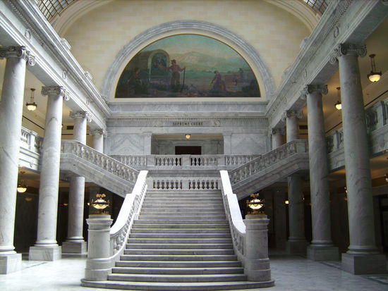 Marmorportal im State Capitol of Utah