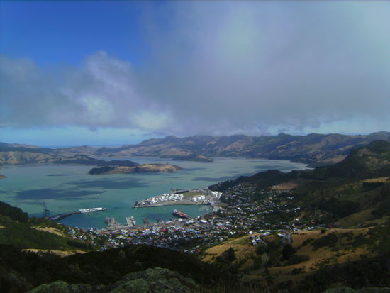 ...und auf die Banks Peninsula. Der Ort und Hafen im Vordergrund ist Lyttelton, einstmals das Tor zur Antarktis!