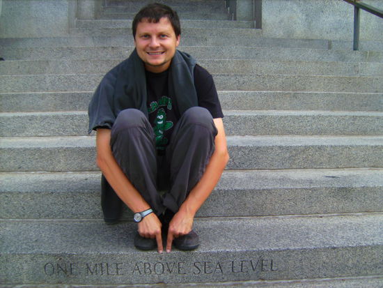 Auf den Stufen des Capitols von Colorado - genau 1 Meile über dem Meeresspiegel weswegen Denver auch Mile High City genannt wird