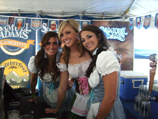 Wer lässt sich von diesen jungen Damen nicht gern sein Freibier zapfen...? 