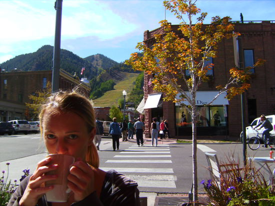 Zum Aufwärmen gabs eine heiße Latte in Aspen...wie man sieht ist Dior gleich dahinter 