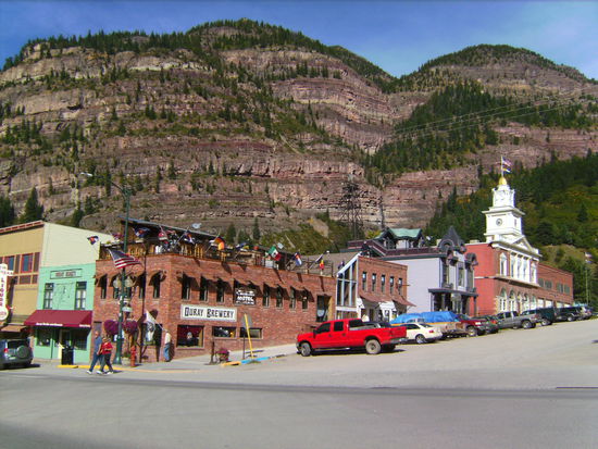 Ouray - nur 400 Meter ist das Tal breit in das man den Ort hinein gezwängt hat