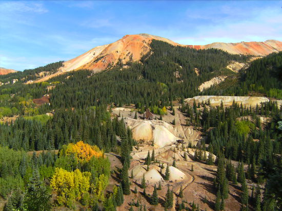 Red Mountains mit alten Bergbauschächten