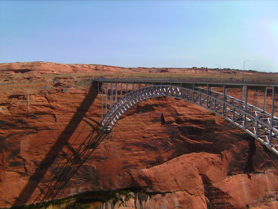 Brücke über den Colorado River beim Glen Canyon Staudamm