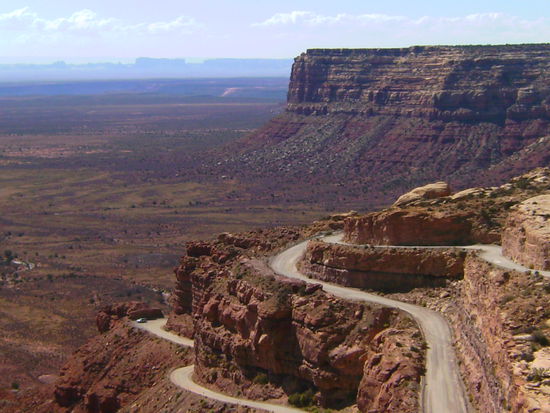 Da ging es auf einmal in Serpentinen den Berg hinauf - die Fernsicht oben war dafür wirklich sensationell...im Hintergrund ist das knapp 100 Kilometer entfernte Monument Valley immer noch deutlich zu erkennen 
