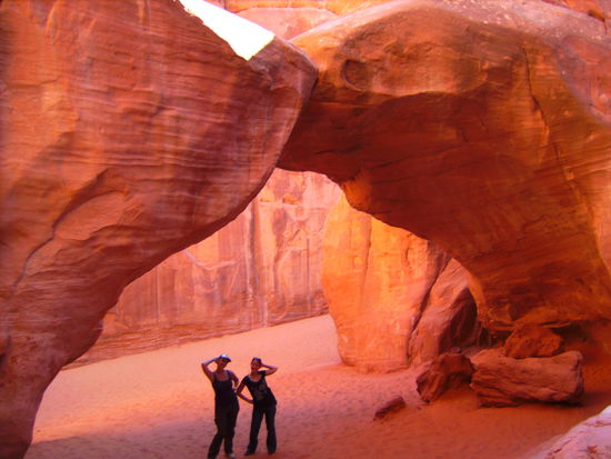 Die Damen posen unter dem Sand Dune Arch... 