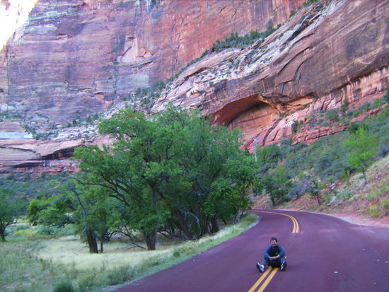 Keine Menschen und keine Autos zu so früher Stunde...  Nur hin und wieder kommt ein Shuttlebus vorbei