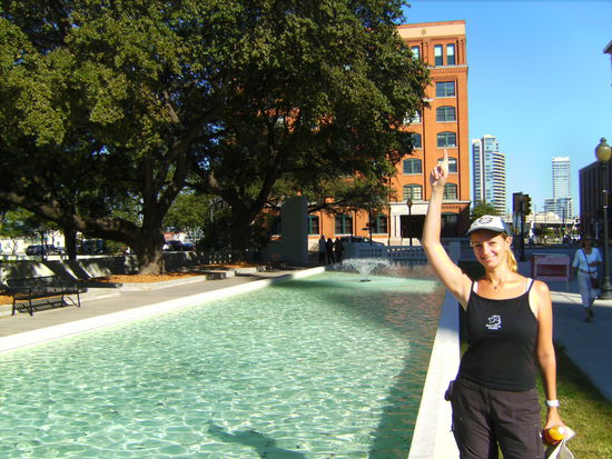... und am Tatort Dallas. Der (vermeintlich von Lee Harvey Oswald) abgegebene Schuss kam aus dem Fenster ganz rechts im zweitobersten Stockwerk...