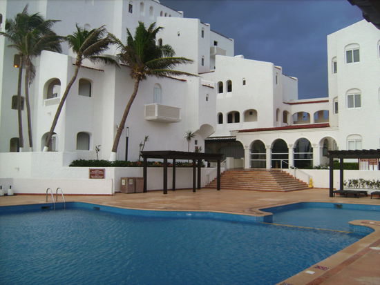 ... und selbst vom Pool wurden alle Liegen entfernt