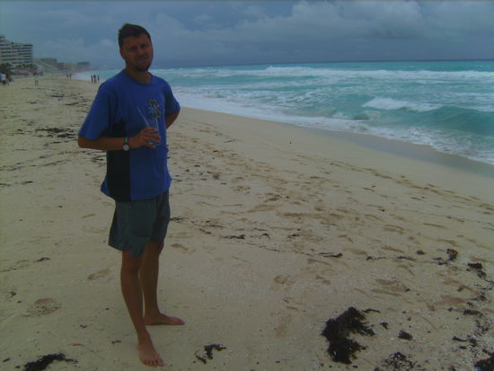 Kurz vor dem Eintreffen von Rina: Ein letzter schneller Drink am bereits sehr stürmischen Strand von Cancun 