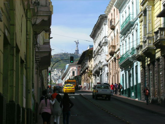 ... mit ihren engen Gassen und schönen Kolonialhäusern. Im Hintergrund ist die riesige Engelsstatue La Virgen de Quito auf dem El Panecillo zu sehen.