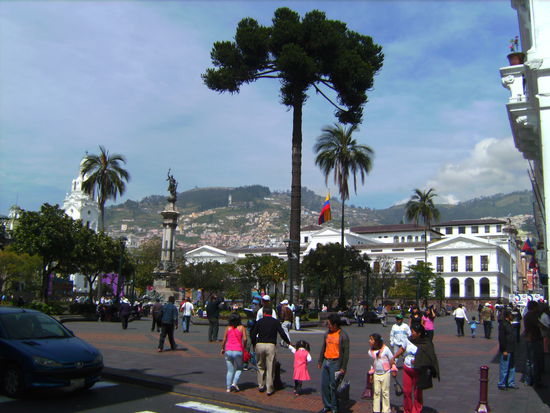 Plaza Grande mit dem Präsidentenpalast und der Kathedrale (links hinten)