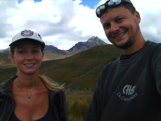 Happy aber auch erschöpft - die Luft ist dünn auf 4.100 Metern weswegen wir da hinten auch nicht raufgewandert sind auf den Pichincha... 