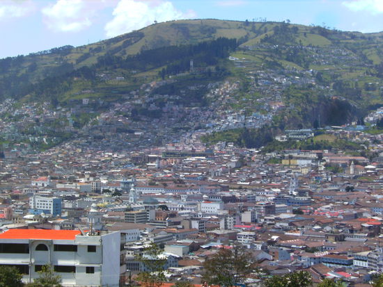 ... um dann mit einem herrlichen Blick auf die Altstadt von Quito belohnt zu werden 