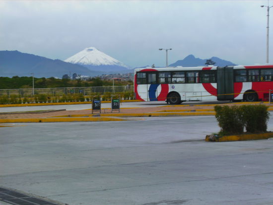 Vulkan Cotopaxi vom Busbahnhof in Quito aus gesehen - das war auch das einzige Mal, dass wir ihn gesehen haben, weil dann die Wolken kamen...