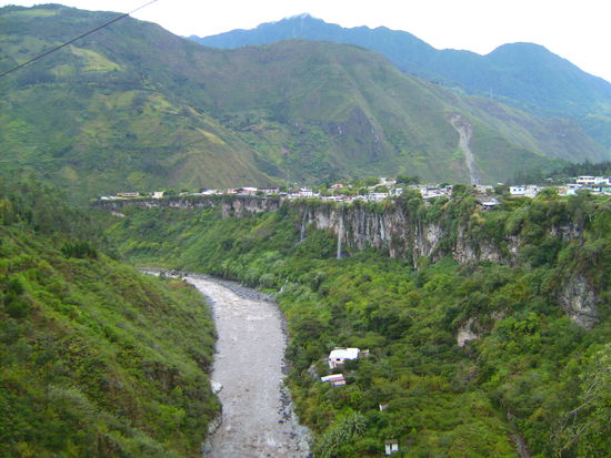 Banos liegt eingekesselt zwischen Berg und Schlucht