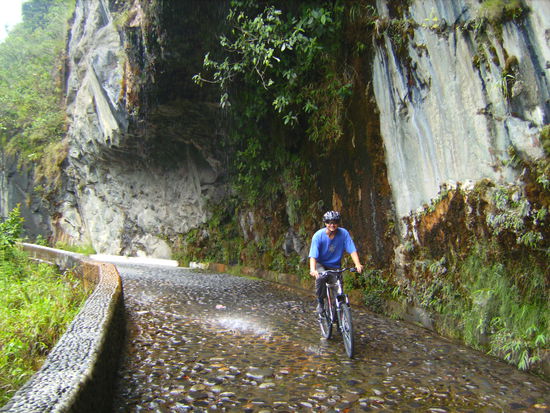 Ein kleiner Wasserfall mitten auf der Straße - auch da mussten wir durch... 